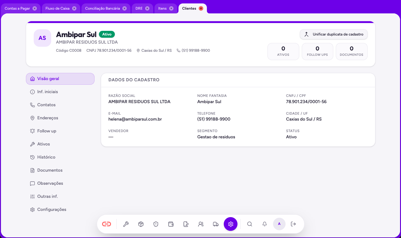 Tela real do Kora ERP: ficha completa de cliente com dados cadastrais, contatos e histórico